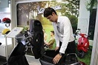 Huy Khánh và Lâm Thu Hằng rủ nhau mua Vespa?