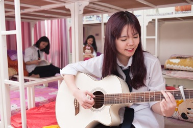 Muôn cách giáo dục tiên tiến, con vẫn giống “gà công nghiệp”