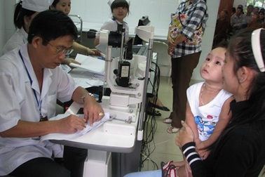 Cả nhà đau mắt đỏ do dùng chung đồ