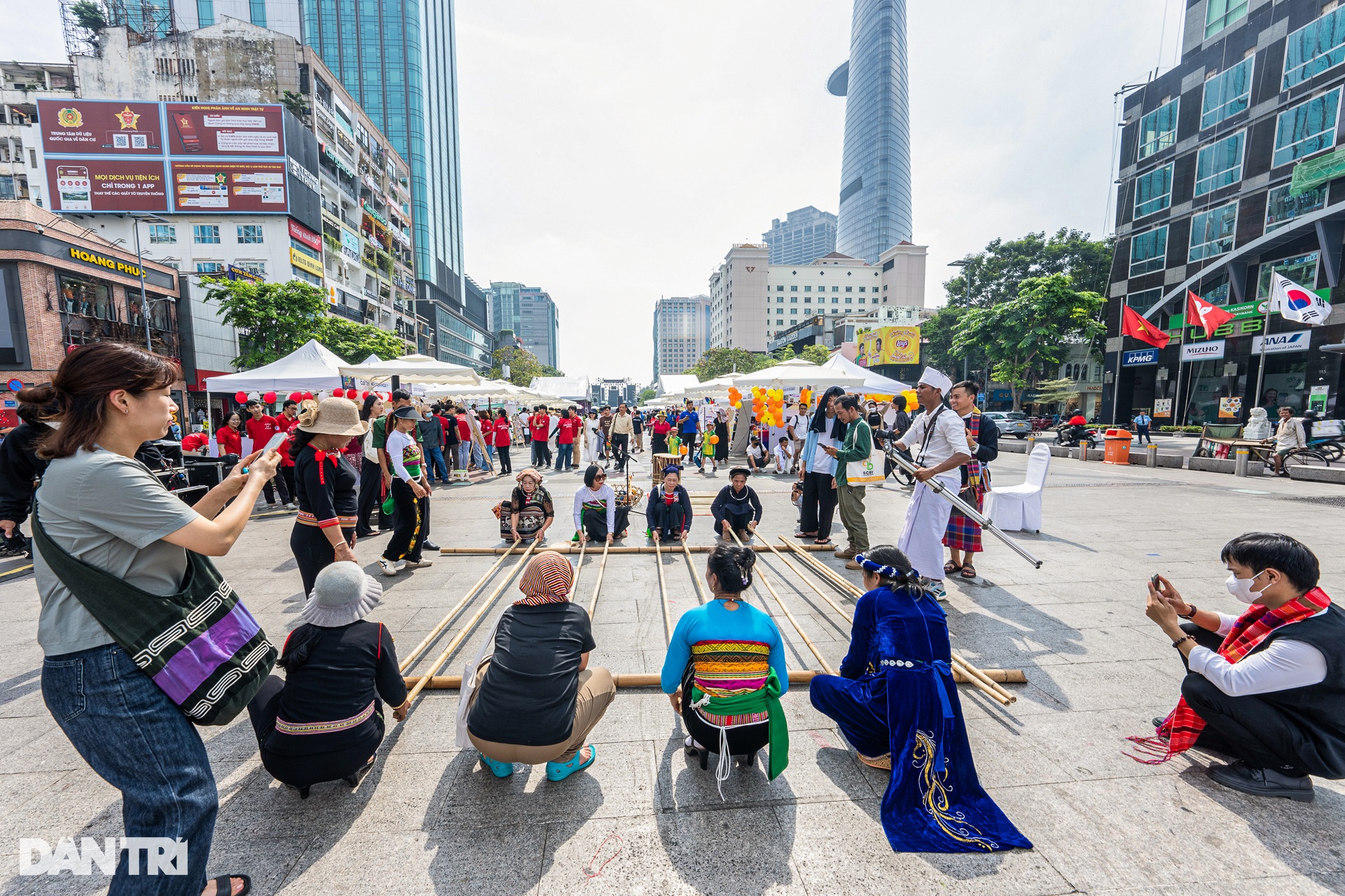 Người dân TPHCM cuồng nhiệt với Lễ hội âm nhạc BridgeFest 2023 - 10