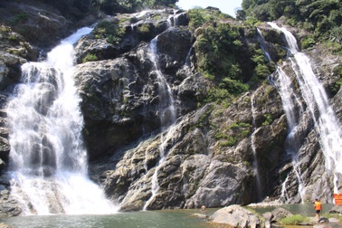 Quảng Ngãi: Kỳ vĩ thác trắng giữa đại ngàn