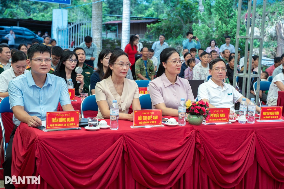 Phòng học Dân trí thắp sáng ước mơ học sinh vùng biên - 2 Phòng học Dân trí thắp sáng ước mơ học sinh vùng biên - 2
