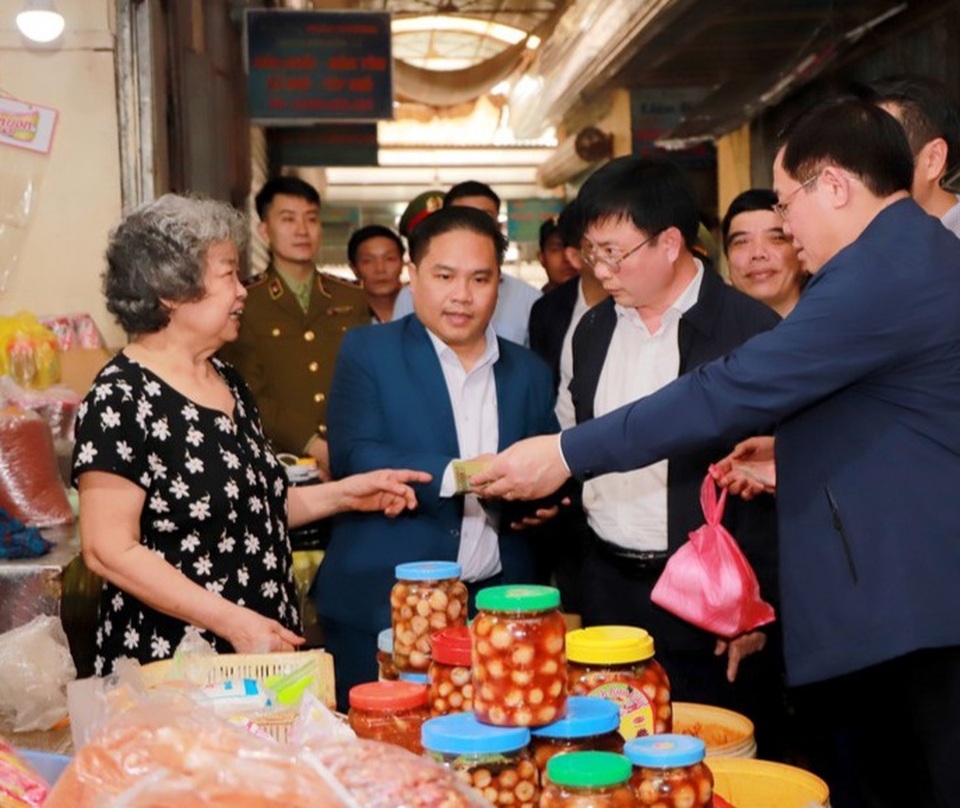 Phó Thủ tướng Vương Đình Huệ bất ngờ đi chợ khảo sát giá cả ngày 30 Tết - 2 Phó Thủ tướng Vương Đình Huệ bất ngờ đi chợ khảo sát giá cả ngày 30 Tết - 2