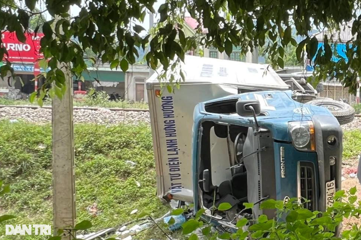 Tàu hỏa hất văng xe tải, 2 người thương vong - 2