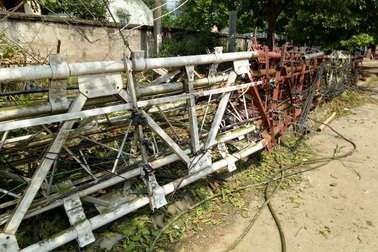 Lốc xoáy “xô” cột phát sóng cao 65m đổ vào nhà dân