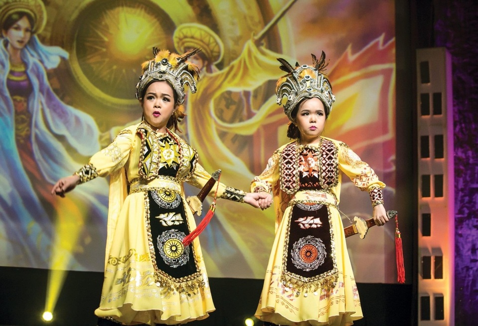 Hai chị em “bé hạt tiêu” mang tiếng hát vang xa nửa vòng Trái đất - 5 Hai chị em “bé hạt tiêu” mang tiếng hát vang xa nửa vòng Trái đất - 5