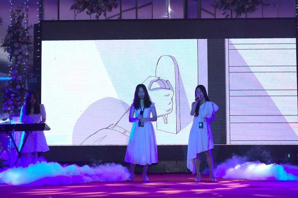 Bùng cháy trong bữa tiệc âm nhạc của học sinh trường chuyên sư phạm - 2 Bùng cháy trong bữa tiệc âm nhạc của học sinh trường chuyên sư phạm - 2