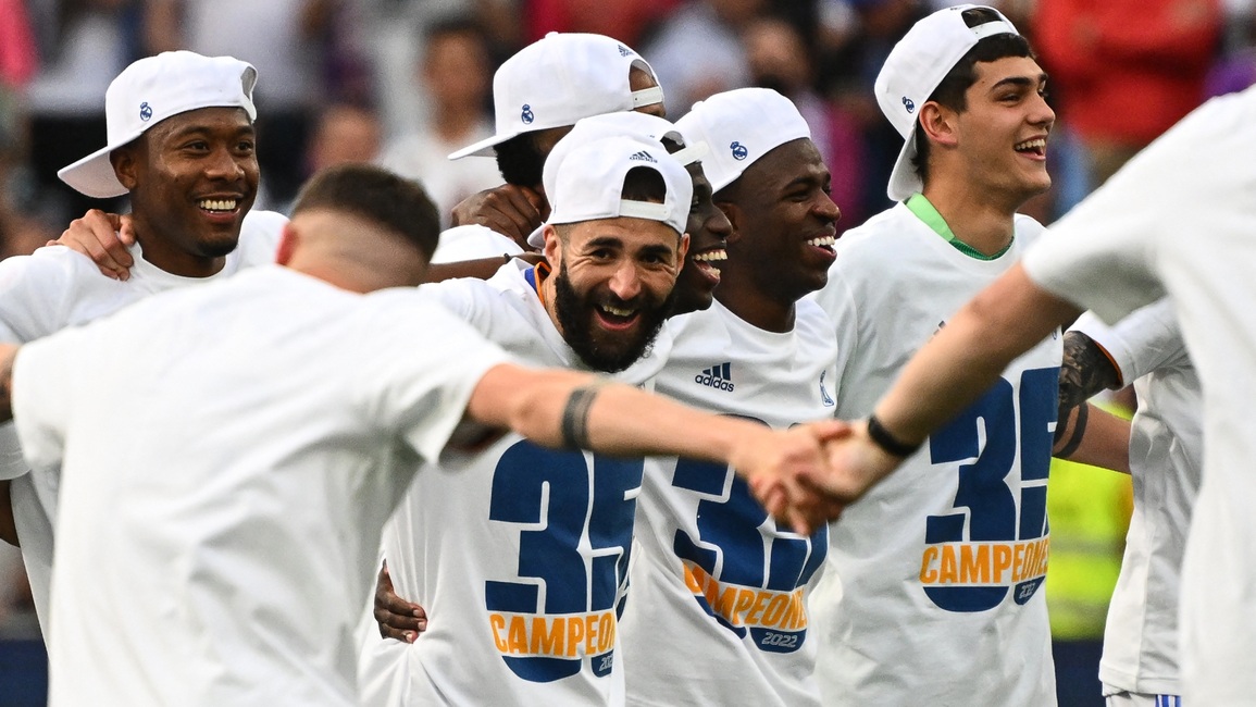 Real Madrid diễu hành ăn mừng hoành tráng, Gareth Bale bất ngờ vắng mặt - 5 Real Madrid diễu hành ăn mừng hoành tráng, Gareth Bale bất ngờ vắng mặt - 5