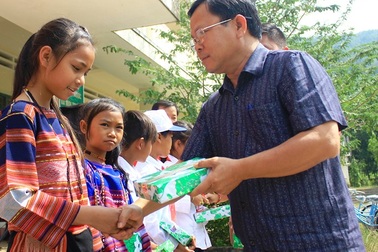 Bình Định: Trao quà, học bổng cho học sinh nghèo vượt khó