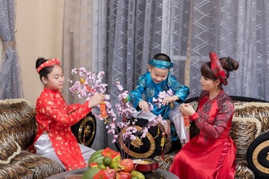 Mai Thu Huyền cho con ăn Tết theo kiểu cổ truyền