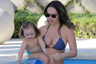 Con gái tỷ phú F1 khoe dáng siêu “nuột” bên bể bơi