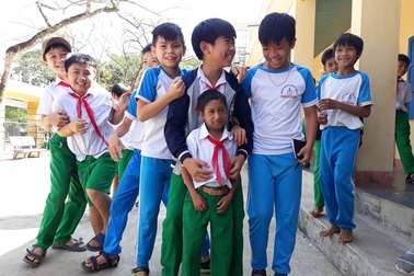 Nỗ lực học tập đáng khâm phục của cậu bé tí hon 13 tuổi chỉ cao gần 1m