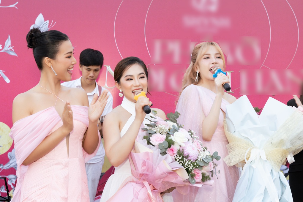 Lương Bích Hữu tái xuất với vẻ đẹp không tuổi và loạt hit đốn tim fan - 6 Lương Bích Hữu tái xuất với vẻ đẹp không tuổi và loạt hit đốn tim fan - 6