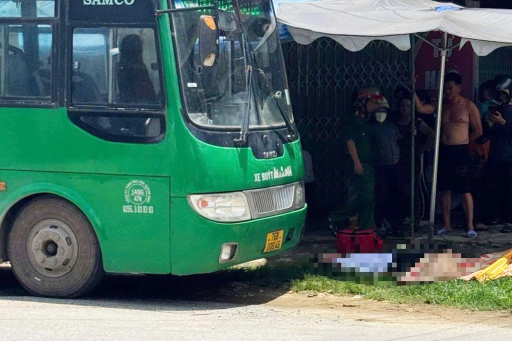 Vụ phụ xe tử vong khi cố chặn xe buýt đang trôi: Nghi quên kéo phanh tay - 1 Vụ phụ xe tử vong khi cố chặn xe buýt đang trôi: Nghi quên kéo phanh tay - 1