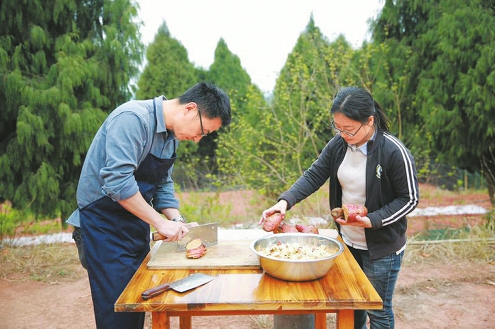 Vợ chồng thạc sĩ nghỉ việc về nuôi gà thả đồi, thu nhập 3,5 tỷ đồng/năm - 1 Vợ chồng thạc sĩ nghỉ việc về nuôi gà thả đồi, thu nhập 3,5 tỷ đồng/năm - 1