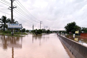 Nước lũ dâng nhanh, quốc lộ 1 qua địa bàn tỉnh Lâm Đồng ngập sâu