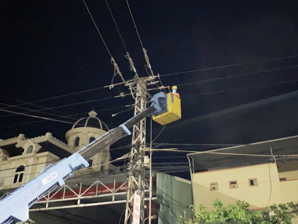 EVNCPC: Nhanh chóng khôi phục cấp điện cho người dân bị ảnh hưởng bão số 5 - 2 EVNCPC: Nhanh chóng khôi phục cấp điện cho người dân bị ảnh hưởng bão số 5 - 2