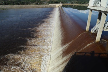 Kiểm tra ô nhiễm bất thường tại đập dâng thủy lợi ngàn tỷ
