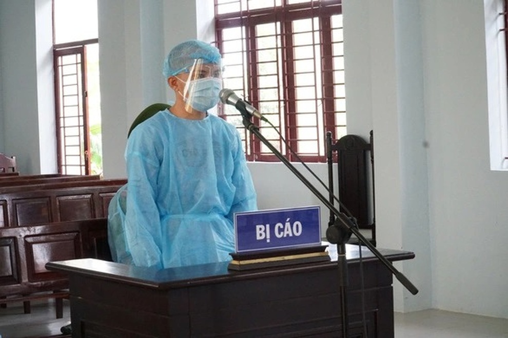 Bị cáo mặc đồ bảo hộ đến phiên tòa xử vụ trộm cắp 8 con gà trống - 1 Bị cáo mặc đồ bảo hộ đến phiên tòa xử vụ trộm cắp 8 con gà trống - 1