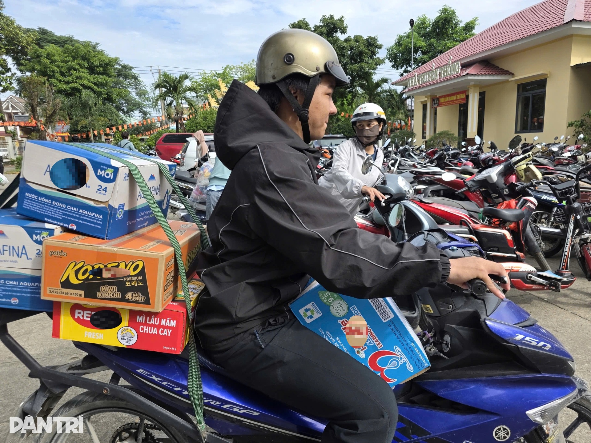 Hàng trăm người dân Đồng Nai trắng đêm gói 3.000 bánh gửi vùng lũ Phú Yên - 11