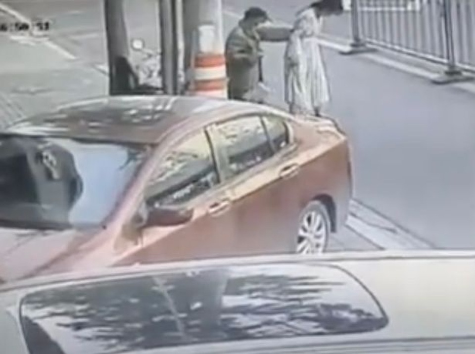 Đang đi bộ, đẻ rớt con xuống đường - 1 Đang đi bộ, đẻ rớt con xuống đường - 1