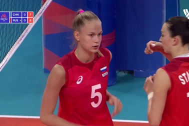 Vẻ đẹp mê hoặc của nữ VĐV bóng chuyền 17 tuổi người Nga