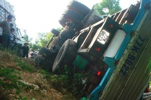 Xe tải lật nhào, nhiều người xông vào hôi của