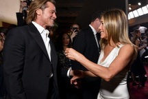 Jennifer Aniston thân thiết tái ngộ Brad Pitt