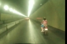 Người phụ nữ liều lĩnh đi xe máy trong hầm Hải Vân