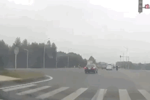 Kinh hoàng xe khách không phanh kịp, ủi tung xe du lịch vừa dừng chờ đèn đỏ