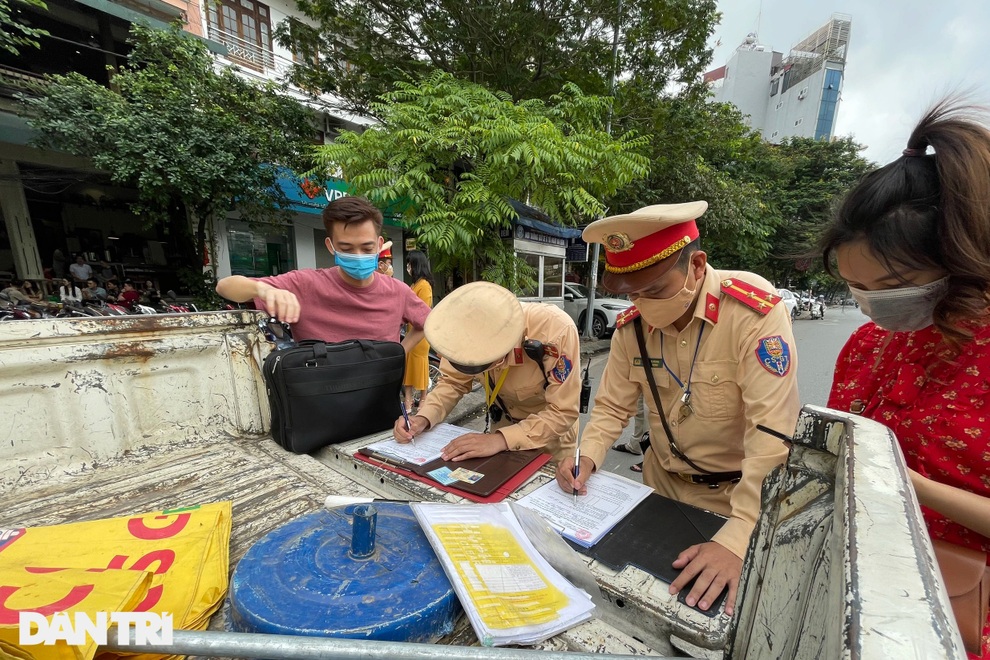 Vô tư đỗ xe dưới lòng đường, nhiều xe ô tô bị dán giấy phạt nguội - 1 Vô tư đỗ xe dưới lòng đường, nhiều xe ô tô bị dán giấy phạt nguội - 1