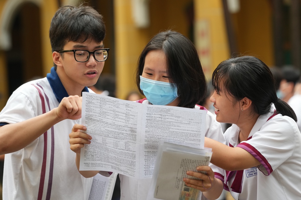 Giáo viên: Đề thi tiếng Anh phổ điểm trung bình sẽ từ 6,5 -7,5 - 1 Giáo viên: Đề thi tiếng Anh phổ điểm trung bình sẽ từ 6,5 -7,5 - 1