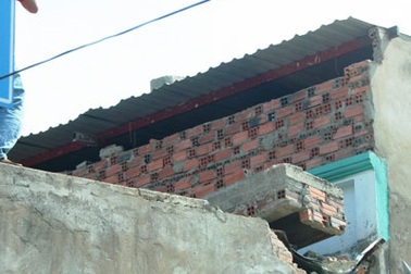 Sập máng nước, hai công nhân chết, chủ nhà gãy xương