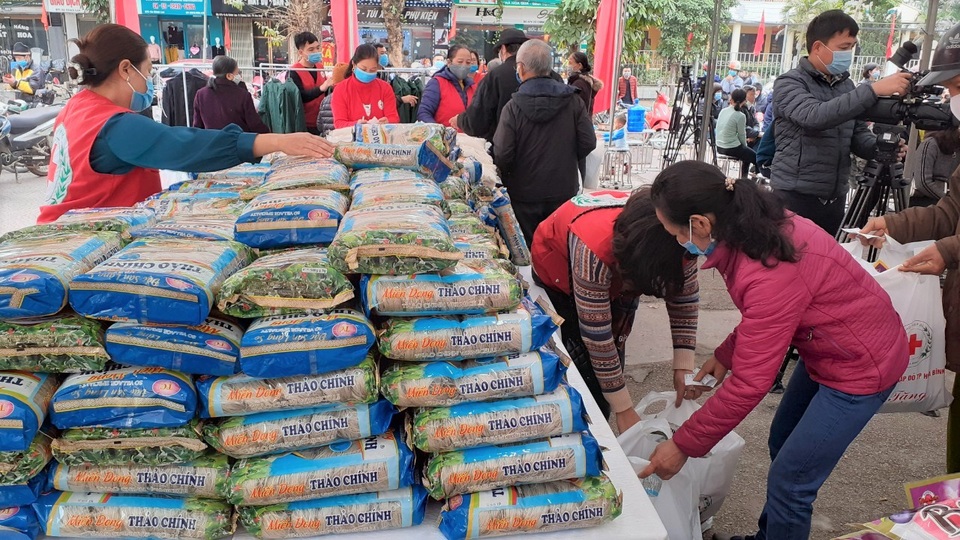 Chợ Tết nhân đạo ở TP Hòa Bình trao hàng nghìn suất quà tới người nghèo - 3