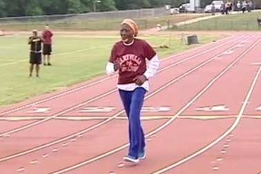 Cụ bà 100 tuổi lập kỷ lục mới về thời gian chạy quãng đường 100m