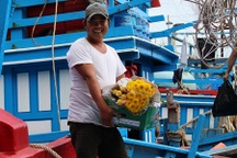 Ngư dân “quên” Tết, hối hả vươn khơi đánh bắt ở Trường Sa