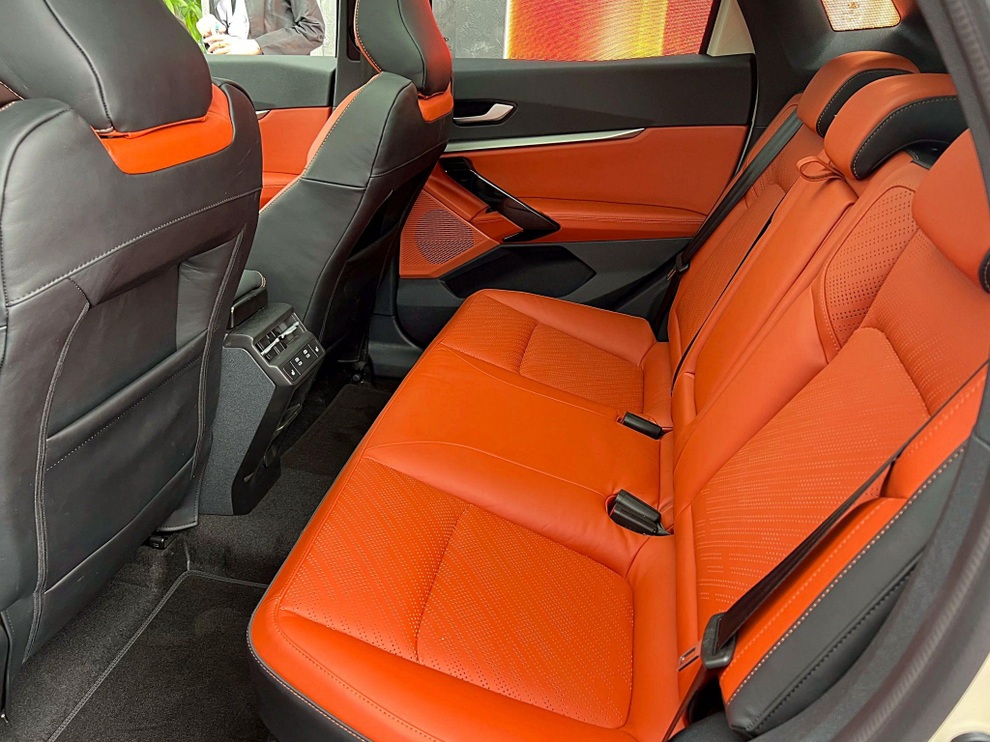 Hãng xe Nga có SUV mới sau 27 năm, hẹn ngày đọ sức với Corolla Cross - 4 Hãng xe Nga có SUV mới sau 27 năm, hẹn ngày đọ sức với Corolla Cross - 4