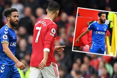 Lẽo đẽo theo C.Ronaldo xin áo, đối thủ nhận cái kết bất ngờ