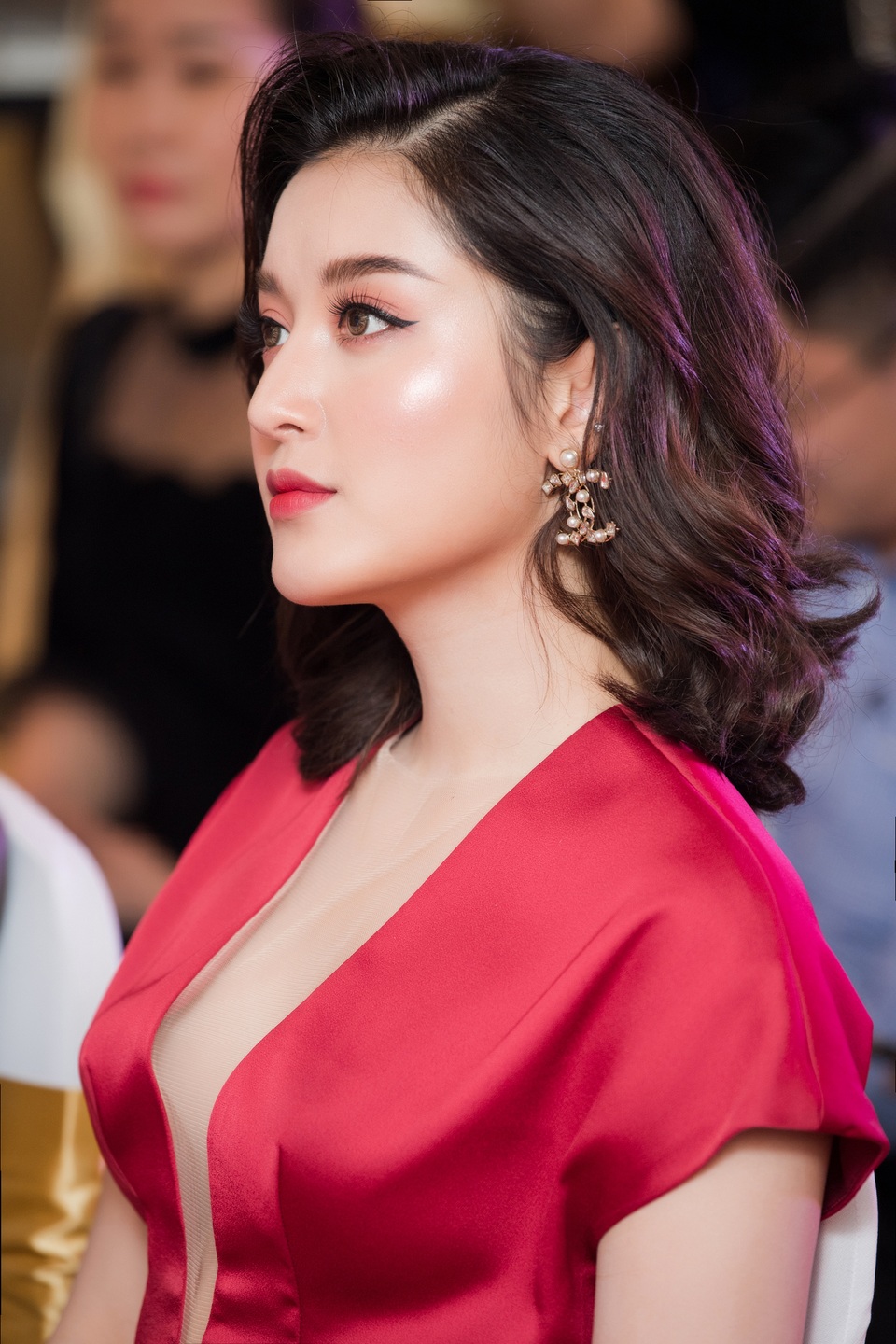 Diện váy xẻ cao ngút, Huyền My cẩn thận che chắn tránh “sự cố” - 7 Diện váy xẻ cao ngút, Huyền My cẩn thận che chắn tránh “sự cố” - 7