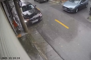 Người đi xe máy lao vào ô tô ở ngã ba, ngã đập đầu nguy hiểm