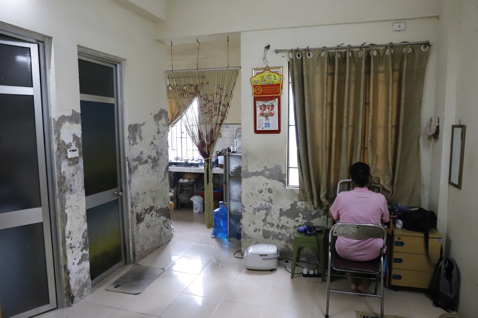 Hà Nội: Ở chung cư giá 2,5 tỷ đồng, đang ăn cơm tường rơi vào giữa mâm - 5 Hà Nội: Ở chung cư giá 2,5 tỷ đồng, đang ăn cơm tường rơi vào giữa mâm - 5