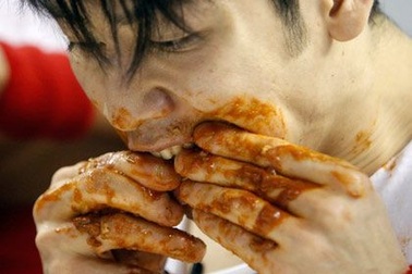 Ăn hết 337 cánh gà trong 30 phút