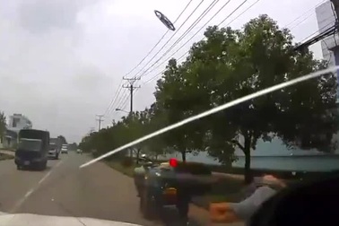 Luồn lách, lấn làn, xe máy đâm nứt kính ôtô