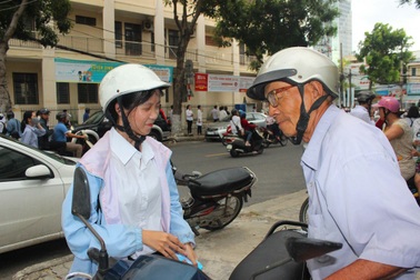 Xúc động cụ ông 80 tuổi đưa đón cháu gái đi thi