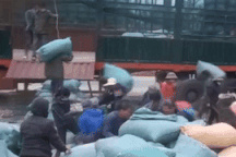 Người dân giúp tài xế thu gom hàng chục tấn hàng hóa trong giá rét