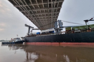 Tàu "khủng" thoát nạn sau gần 5 tiếng kẹt ở gầm cầu hiện đại nhất Hải Phòng