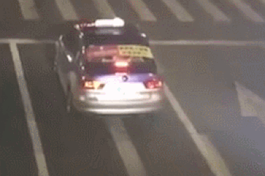 Lĩnh hậu quả vì vừa chạy xe vừa dùng điện thoại di động