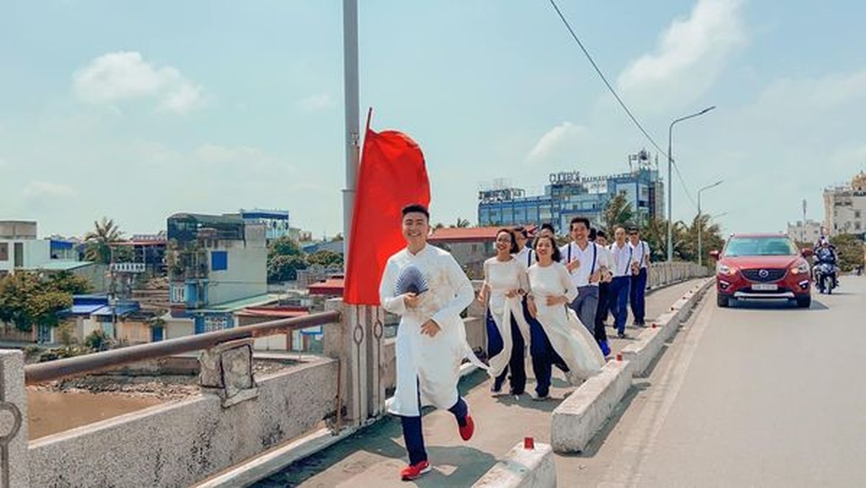 Đám hỏi có một không hai, chú rể... chạy bộ 4km đến nhà cô dâu - 2 Đám hỏi có một không hai, chú rể... chạy bộ 4km đến nhà cô dâu - 2