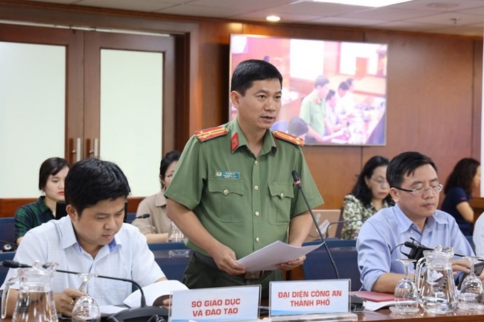 Thượng tá Lê Mạnh Hà cho hay, các đối tượng chia vai nhau để cùng lừa các phụ huynh trong mỗi vụ việc, có người mạo danh giáo viên, người đóng vai bác sỹ và những người liên quan khác.