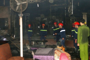 Quán cà phê bốc cháy trong đêm